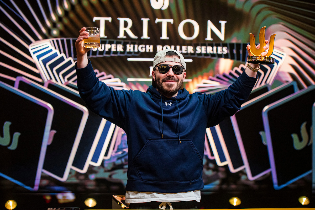 В правій руці – келих, в лівій – кубок. Ден Сміт переміг в турнірі Triton Poker