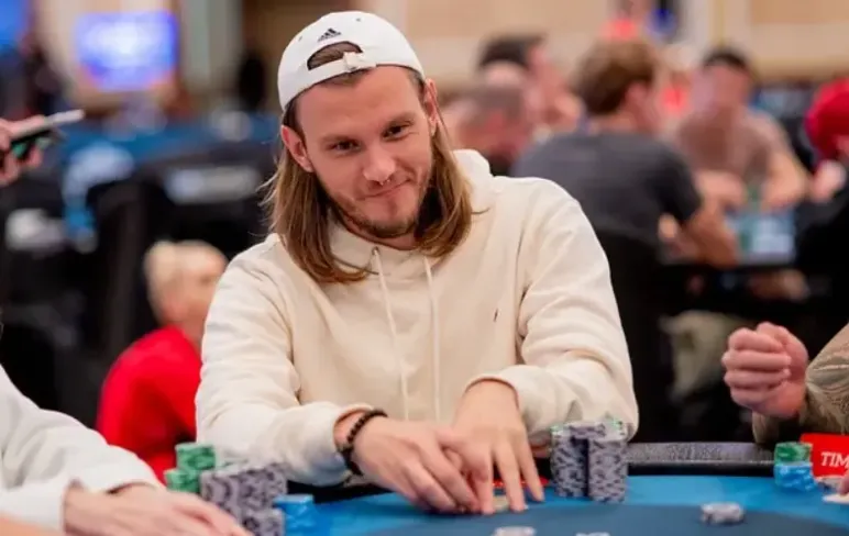 Аліссон Пєкажевич покерист