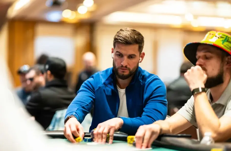 Артем Тулюпа покерист